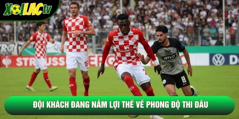 Đội khách đang nắm lợi thế về phong độ thi đấu Đội khách đang nắm lợi thế về phong độ thi đấu